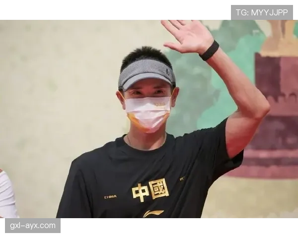 邢傲伟训练场上的狠劲，和他地铁里那双懒到没边的拖鞋，真是反差萌爆了！