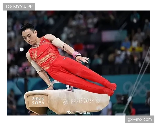 刚刷到邹敬园近照，他私下比明星还讲究，赛场上那张铁脸瞬间变软